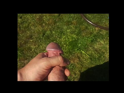 ❤️ Vroča lepotica dobi svojo rožnato pičko, ki jo jebe, in se zraven cmeri s curkom na poletnem vrtu ️❌ Kvalitetni pornič na sl.assistirhentai.ru